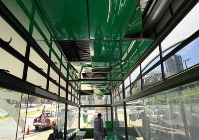 Equipamento instalado para dar conforto aos passageiros foi alvo de vandalismo na manh&atilde; desta sexta-feira (28).