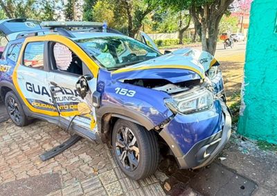 Colis&atilde;o aconteceu durante acompanhamento t&aacute;tico a uma motocicleta em fuga. Dois guardas tiveram ferimentos leves e j&aacute; receberam alta.