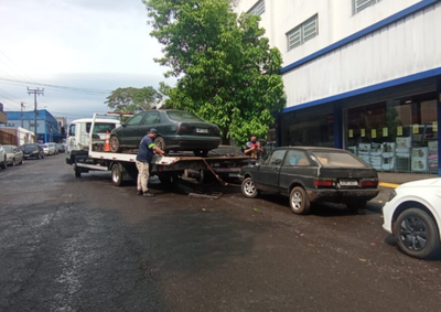 Opera&ccedil;&atilde;o do Foztrans ocorreu nesta ter&ccedil;a-feira (29) ap&oacute;s reclama&ccedil;&otilde;es de moradores e comerciantes; alguns carros estavam h&aacute; meses nas vias.