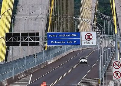Primeiro ve&iacute;culo passou &agrave;s 11h20, uma hora e 40 minutos antes do encerramento do acesso. At&eacute; ent&atilde;o, apenas caminh&otilde;es e &ocirc;nibus utilizavam a ponte.