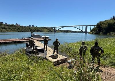 Policiais acompanharam embarca&ccedil;&atilde;o vinda do Paraguai e encontraram a droga ap&oacute;s o desembarque na margem brasileira.
