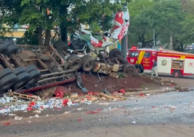 Acidente aconteceu por volta das 4h deste s&aacute;bado (12), na rotat&oacute;ria do km 3,5 da Ruta PY02. Causa do tombamento ser&aacute; investigada.