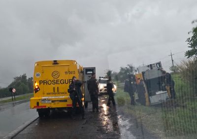 Acidente ocorreu nesta segunda-feira (31), na Ruta PY02. Motorista teria perdido o controle em trecho de pista molhada.