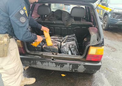 Droga estava escondida no porta-malas de um Fiat Uno e seria levada at&eacute; Francisco Beltr&atilde;o. Motorista e passageiro foram presos.