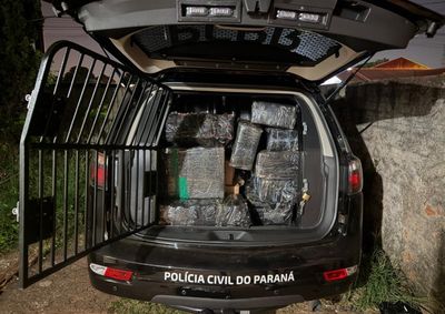 Jovem de 19 anos foi preso em flagrante. Droga estava dividida entre fardos, tabletes e pacotes encontrados em dois quartos do im&oacute;vel.
