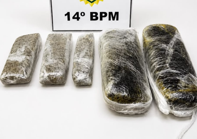 Pol&iacute;cia encontrou quase 2 kg de haxixe e meio quilo de maconha. Suspeitos disseram que receberiam R$ 4 mil para levar a carga at&eacute; a capital.