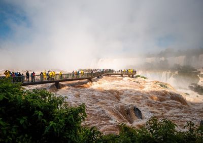 Volume do Rio Igua&ccedil;u disparou ap&oacute;s as chuvas dos &uacute;ltimos dias; mesmo com a for&ccedil;a das &aacute;guas, passarela da Garganta do Diabo segue aberta aos visitantes.