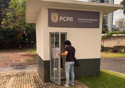 Suspeito de 30 anos estava proibido pela Justi&ccedil;a de se aproximar das v&iacute;timas e ainda tinha um mandado de pris&atilde;o preventiva em aberto.