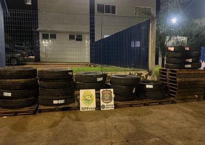 Equipes acompanharam a carga desde a travessia pelo Rio Paran&aacute; at&eacute; o im&oacute;vel. Foram apreendidos 25 pneus e os suspeitos fugiram.