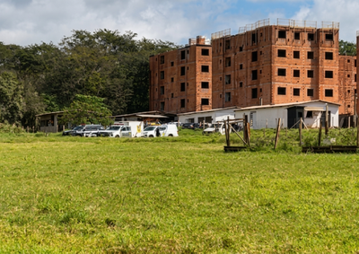 Segundo a Pol&iacute;cia Militar, testemunhas viram um c&atilde;o carregando o corpo antes da localiza&ccedil;&atilde;o. &Aacute;rea foi isolada para per&iacute;cia.