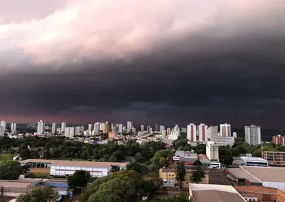 Aviso do Inmet vale durante toda a segunda-feira (21) e prev&ecirc; chuva intensa e granizo, com risco de alagamentos e danos em im&oacute;veis.