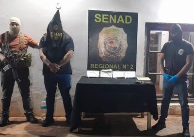 Agentes apreenderam 4,255 quilos da droga, uma van e um celular. Segundo a Senad, suspeito transportava mercadorias entre os dois pa&iacute;ses.