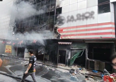 Ningu&eacute;m ficou ferido. Bombeiros receberam relatos de que o fogo teria come&ccedil;ado durante um servi&ccedil;o de solda, mas a causa ainda n&atilde;o foi confirmada.