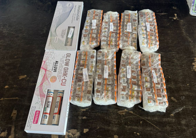 Medicamentos para emagrecimento estavam no filtro de ar e sob o banco durante abordagem na Ponte da Amizade.