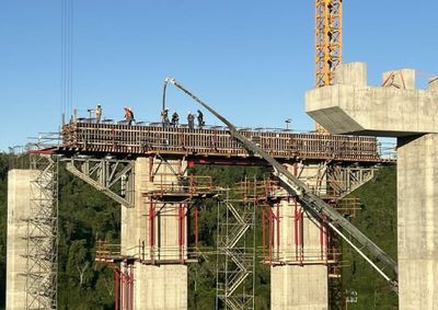 Nova ponte sobre o Rio Monday ter&aacute; quatro faixas e ajudar&aacute; a retirar caminh&otilde;es da &aacute;rea urbana de Presidente Franco quando estiver conclu&iacute;da.