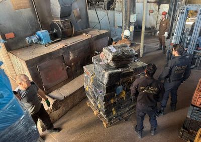 Maconha, coca&iacute;na e haxixe apreendidos na Tr&iacute;plice Fronteira foram destru&iacute;dos nesta sexta-feira. &Eacute; a quinta grande incinera&ccedil;&atilde;o realizada pela PF em 2026.