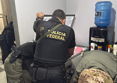 Opera&ccedil;&atilde;o cumpriu mandados nesta ter&ccedil;a-feira (1&ordm;) em Foz do Igua&ccedil;u. Carne congelada, celulares, roupas e equipamentos usados para ca&ccedil;a foram apreendidos.
