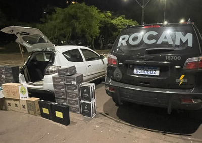Carga com 206 garrafas estava escondida sob uma cortina dentro de um carro. Casal, ve&iacute;culo e mercadorias foram encaminhados &agrave; Receita Federal.