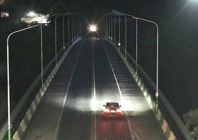 C&acirc;mera ao vivo mostra todas as lumin&aacute;rias apagadas nos &uacute;ltimos dias; EPR afirma que lado brasileiro ainda n&atilde;o foi formalmente transferido.