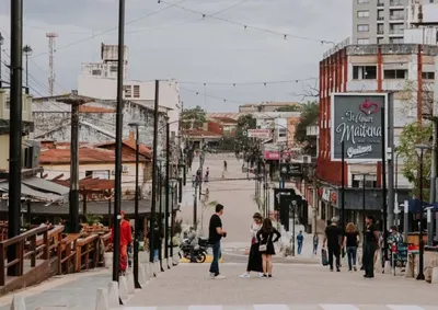 Fundada em 1901, cidade argentina cresceu impulsionada pelas Cataratas e hoje tem no turismo uma das bases de sua economia e identidade.