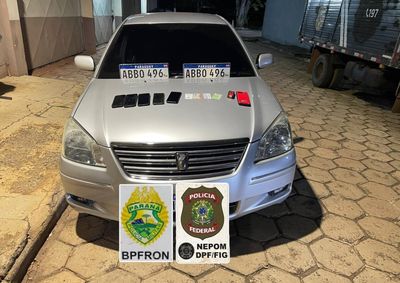 Carro com placas trocadas era suspeito de ser usado em furtos de caminhonetes Hilux; um dos detidos tinha mandado de pris&atilde;o em aberto.