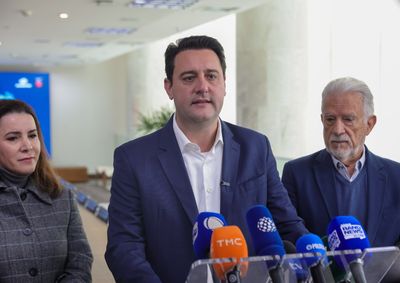 Governador licenciado participa de encontro pol&iacute;tico &agrave;s 18h30; Darci Piana assumiu temporariamente o comando do Estado.