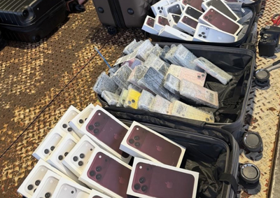 Fiscaliza&ccedil;&atilde;o encontrou cerca de 100 celulares, al&eacute;m de iPad, c&acirc;mera e outros eletr&ocirc;nicos nas bagagens de dois brasileiros que viajavam para Salvador.