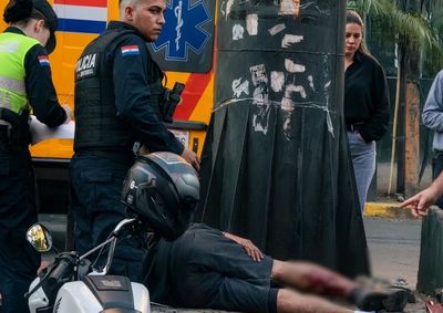 Um dos tiros atingiu um homem em situa&ccedil;&atilde;o de rua e outro feriu uma pessoa que estava na cal&ccedil;ada. Seguran&ccedil;a foi detido e teve a arma apreendida.
