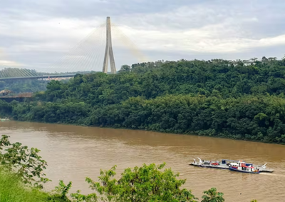 Nova regra deve come&ccedil;ar na pr&oacute;xima semana e permitir&aacute; que ve&iacute;culos tur&iacute;sticos atravessem entre Presidente Franco e Puerto Iguaz&uacute;.