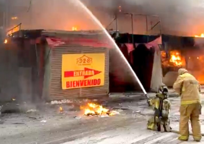 Fogo destruiu mercadorias e atingiu o edif&iacute;cio Mina India na segunda-feira (14). N&atilde;o houve feridos, e a causa ainda n&atilde;o foi confirmada.