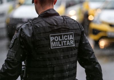 Pessoa relatou que era impedida de sair de uma casa usada para guardar drogas. Dois homens e uma mulher foram presos.
