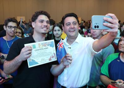 Alunos embarcam em 2027 para Austr&aacute;lia, Canad&aacute;, Irlanda, Nova Zel&acirc;ndia e Reino Unido; programa paga passagens, hospedagem, alimenta&ccedil;&atilde;o e at&eacute; aux&iacute;lio mensal