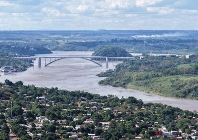 Mesmo com a melhora nos &uacute;ltimos dias, n&iacute;vel da &aacute;gua ainda preocupa; Itaipu mant&eacute;m duas calhas do vertedouro abertas.