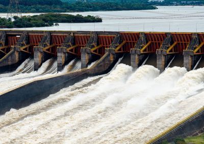 Itaipu prev&ecirc; redu&ccedil;&atilde;o gradual do n&iacute;vel do rio, mas alerta para novas chuvas. Cheia j&aacute; obrigou fam&iacute;lias a deixarem suas casas na fronteira.