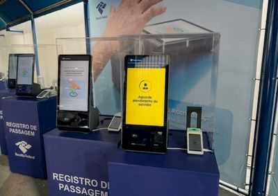 Projeto-piloto da Receita Federal identifica pedestres pela palma da m&atilde;o e j&aacute; registrou pico de 1.076 viajantes em apenas uma hora.