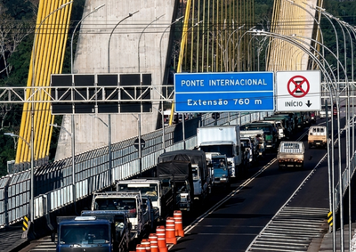 Medida beneficia transportadores de Foz do Igua&ccedil;u e de tr&ecirc;s cidades paraguaias. Novas exig&ecirc;ncias passam a valer em novembro.