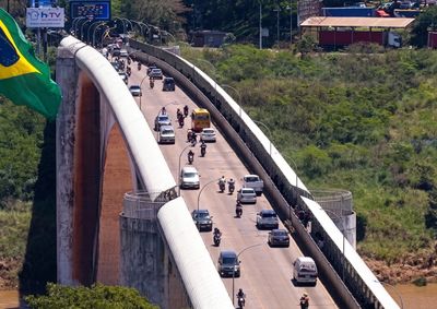 Interesse pelo pa&iacute;s vizinho cresce ap&oacute;s resultado das urnas; brasileiros j&aacute; lideram pedidos de resid&ecirc;ncia, especialmente na regi&atilde;o de fronteira.