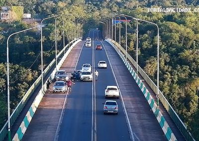 Motorista n&atilde;o conseguiu frear e bateu na traseira de outro carro que seguia da Argentina para o Brasil; PRF e Bombeiros foram acionados.