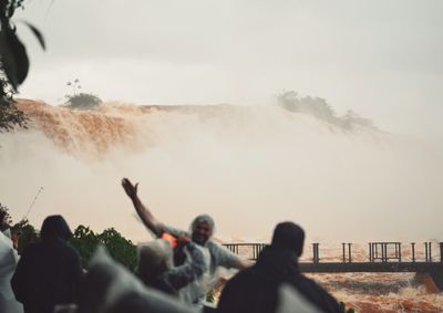 Volume chegou a 6,2 milh&otilde;es de litros por segundo nesta segunda (19); parque segue aberto, mas passarela da Garganta do Diabo est&aacute; interditada.
