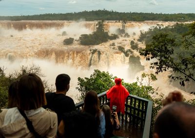 Programa&ccedil;&atilde;o especial vai de s&aacute;bado a segunda-feira, com visita&ccedil;&atilde;o aos mirantes e trilhas, enquanto passarela permanece fechada pela cheia.