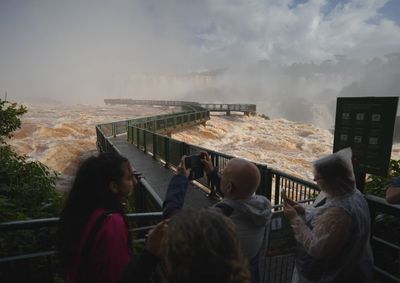 Rio Igua&ccedil;u supera 12 mil m&sup3;/s nesta segunda-feira (12); passarela e outros atrativos seguem fechados no Brasil.