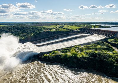 Rio Paran&aacute; est&aacute; em 116,80 metros, quase 15 metros acima do normal, e fam&iacute;lias desalojadas devem evitar o retorno.