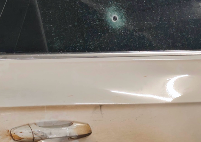 Motorista n&atilde;o foi ferido e conseguiu fugir. Ve&iacute;culo foi encontrado depois com v&aacute;rias marcas de bala no estacionamento de um shopping.