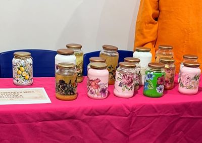 Capacita&ccedil;&atilde;o inclui produ&ccedil;&atilde;o de sab&atilde;o ecol&oacute;gico, artesanato e aulas de educa&ccedil;&atilde;o financeira para gerar oportunidades ap&oacute;s a pris&atilde;o.