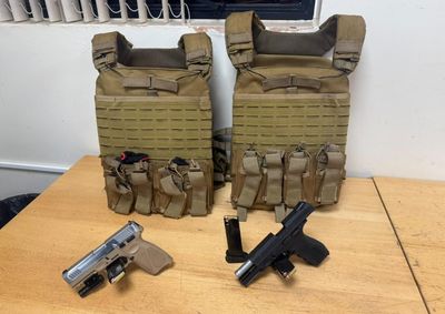 Suspeitos foram interceptados durante a fuga com pistolas e coletes bal&iacute;sticos; mercadorias haviam entrado no Brasil pela Argentina.