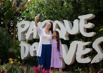 Moradores de Foz e munic&iacute;pios da regi&atilde;o ter&atilde;o desconto de at&eacute; 40% no Zoo Park; Parque das Aves ter&aacute; atividades na segunda-feira (12).