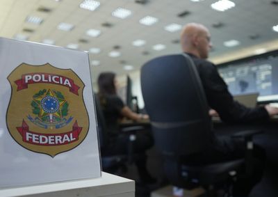 Eleitores tentaram fotografar o voto, um deles foi encaminhado &agrave; Pol&iacute;cia Federal e uma mes&aacute;ria precisou ser substitu&iacute;da neste domingo (25).