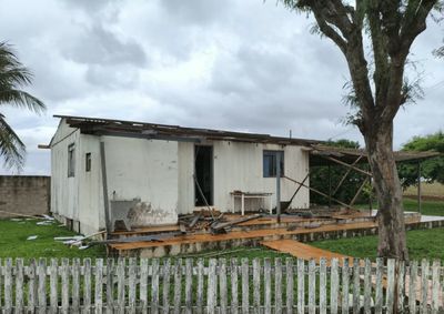 Granizo, vendaval e enxurradas destru&iacute;ram lavouras, destelharam im&oacute;veis e deixaram uma fam&iacute;lia de seis pessoas fora de casa.