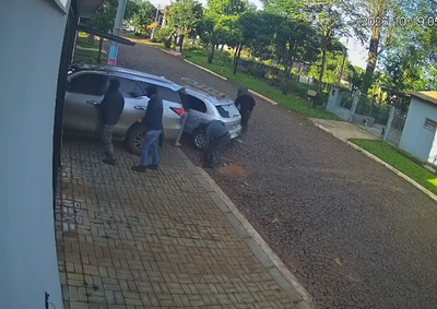 Mulher foi interceptada ao sair com as filhas para a escola. Assaltantes agrediram o marido e fugiram com joias e o ve&iacute;culo da fam&iacute;lia.