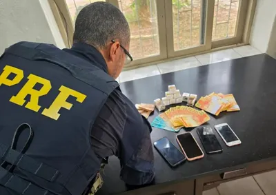 Caso foi descoberto ap&oacute;s uma nota falsa de R$ 100 ser usada para pagar combust&iacute;vel; PRF localizou o carro e prendeu quatro pessoas.